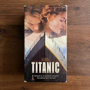 🎬 Titanic (1997) VHS 2-Tape Collector’s Set 💞